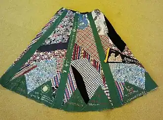 Nationale feestrok gedragen tijdens de tentoonstelling