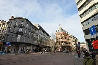 Nationalestraat in 2019 met in het midden het ‘Modepaleis’