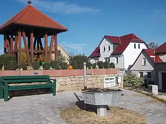 Dorpsplein met klokkestoel