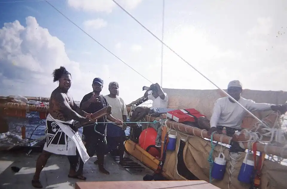 Chief Miko bestuurt de kano Alingano Maisu tijdens een reis tussen Palau en Yap