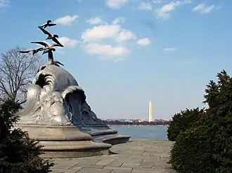 Het Marine- en Koopvaardijmonument op Columbia Island met op de achtergrond het Washington Monument