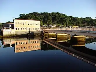 De brug ponte Funapio de Queiroz over de rivier Jaguaripe in Nazaré