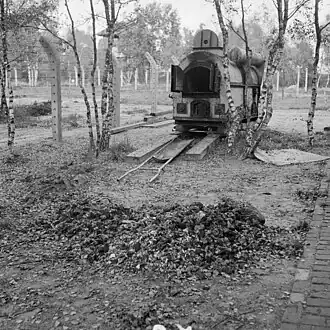 De in oktober aangetroffen mobiele verbrandingsoven waarin de lichamen verbrand zijn, met restanten as op de voorgrond