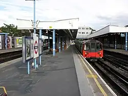 De perrons uit 1880 met kap en links uit 1914 zonder kap