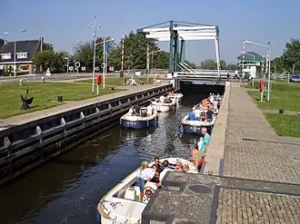 Plezierboten in de sluis in de wacht