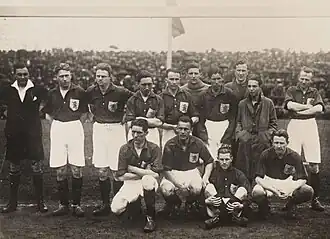 Evert van Linge (bovenste rij, derde van links) tijdens de op 27 april 1924 in Antwerpen gespeelde vriendschappelijke interland België-Nederland (1-1).
