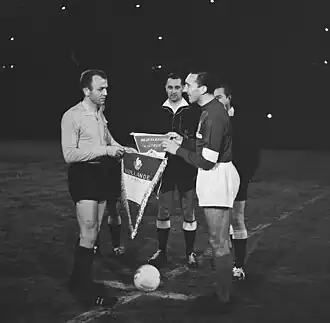 Lerond wisselt vaantjes uit met Fons van Wissen (1963)