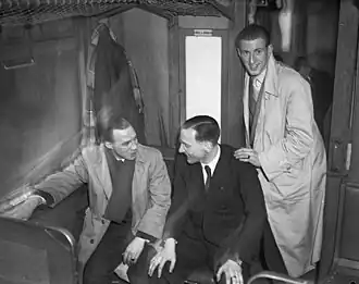 Steenbergen (rechts) als international met Joop Stoffelen (midden) en Arie de Vroet (links) op weg naar Engeland in februari 1950