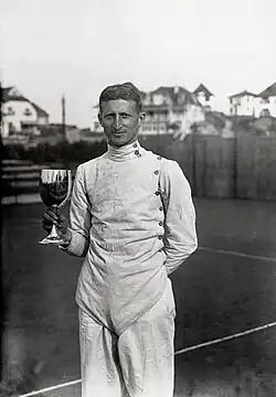 Nederlands Kampioenschap Schermen, dhr van der Wiel met beker in de hand