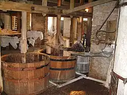 Door rosmolen aangedreven wastombes