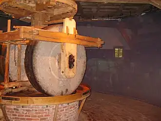 Kantstenen en doodbed met op de achtergrond het virtuele paard