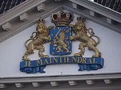 Wapen van de Marine op een van de frontons