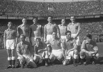 Nederlands elftal van 1949, met Brandes zittend, derde van links