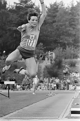 Ciska Jansen springt tijdens de NK van 1974 6,45 m, een nationaal record.
