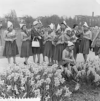 Nederlandse kaasmeisjes bezoeken Floriade