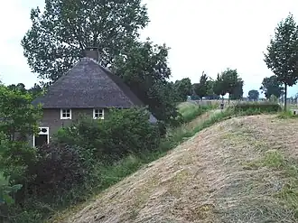Neerlangel, boerderij tegen de dijk