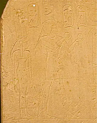 De Grote koninklijke vrouwe Nefertari - (links) uit het Egyptisch Museum in Leipzig, Duitsland