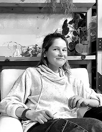 Bonte in haar atelier