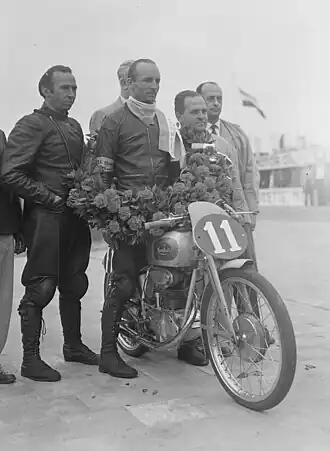 De allereerste 125cc-wereldkampioen: Nello Pagani met de Mondial 125 Bialbero