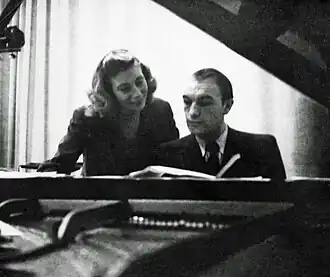 Nelly Verschuur en Dick Willebrandts aan het werk bij de vleugel, 1944.