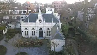 De neogotische kapel achter Villa Alewijn heeft als adres Appelhaven 13A, het pand is een rijksmonument