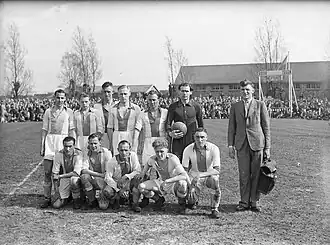 De Jongh, knielend 2e van rechts, met Volewijckers in april 1947.