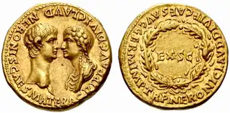Aureus uit 54 n.Chr. met de hoofden van Nero en Agrippina, op de voorzijde voorzien van de legende AGRIPP AVG DIVI CLAVD NERONIS CAES MATER. De keerzijde toont een krans van eikenbladeren rondom de letters EX S C (ex. senatus consulto, bij senaatsbesluit, met goedkeuring van de senaat) en bevat de legende NERONI CLAVD DIVI F CAES AVG GERM IMP TR P.