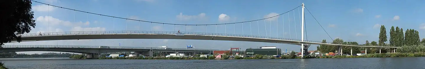 Nesciobrug anno 2007. Op de achtergrond is de Zeeburgerbrug zichtbaar