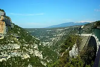 Gorges de la Nesque, op de achtergrond de Mont Ventoux