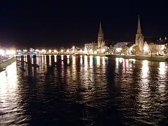 De rivier de Ness in Inverness bij avond
