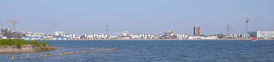 De boulevard gezien vanaf de Zevenhuizerplas