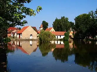 Huizen bij het dorpsmeer
