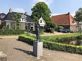 Dorpscentrum met standbeeld "Het kind is er nog", een eerbetoon aan dorpelingen die in de Tweede Wereldoorlog Joodse kinderen verborgen hielden voor de Duitsers