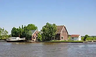 Boerderij op de oostoever van het Paddegat; rechts de Zwetpolder