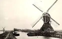 De Rietmolen in 1904, kort voor de sloop. Links de Vliet, rechts de Rietpolder