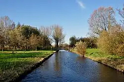 De Vinkesloot in het recreatiegebied Vlietland markeert de grens tussen de vroegere Spekpolder (links) en de Hofpolder (rechts). Deze sloot was vroeger ook de grens tussen de gemeenten Leidschendam en Zoeterwoude.