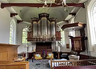 Interieur met orgel. Ingericht als Bed & Breakfast