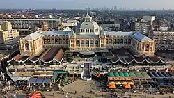Kurhaus, met op de achtergrond de skyline van Den Haag