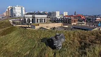Het museum met op het duin een sculptuur van Igor Mitoraj