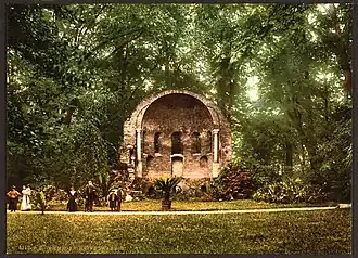 De Barbarossa-ruïne op de Valkhof in Nijmegen uit 1155 met romeinse zuilen met Karolingische kapitelen