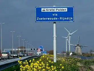 De Zelden van Passe langs de A4, met twee windturbines