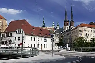 het museum op de voorgrond