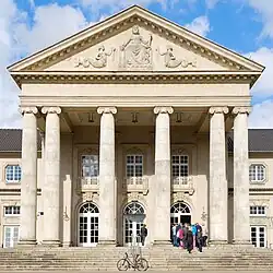 Detail voorgevel, portico