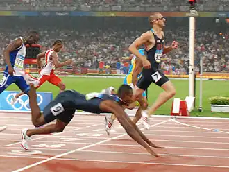Neville wint brons op de 400m van de OS 2008 met een duikfinish.