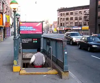 Ingang metrostation Nevins Street