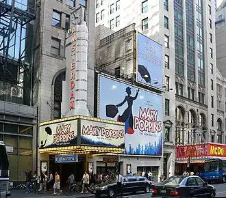 Reclame voor de musical Mary Poppins aan het New Amsterdam Theatre op Broadway