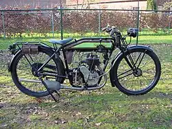 Vanaf 1926 gebruikte New Imperial eigen motorblokken. Deze 300cc-zijklepper uit 1927 is dus van eigen makelij.