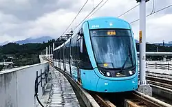 Tram op een deel van de verhoogde baan