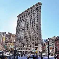 De Flatiron Building tussen 5th Avenue en Broadway aan de zuidzijde van het plein