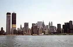 Skyline Manhattan. Circa 1971. North Towers hoogste skylobby onvoltooid, South Tower overwegend nog zonder buitenmuren. Deze werden deels opgetrokken. Zie ook foto 5.
